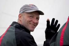Goede start Dragon Worlds: Lars Hendriksen wint eerste race